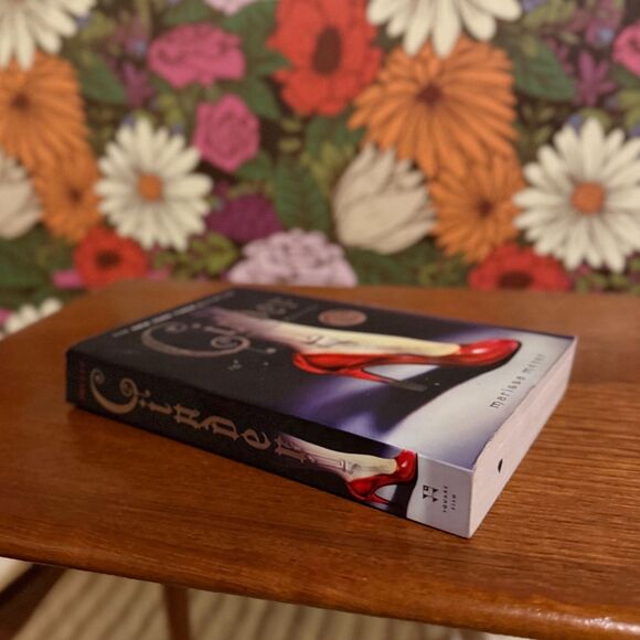 Cinder by Marissa Meyer - Signed! Lunar Chronicles Series (Paperback - Fantasy) - Picture 4 of 5